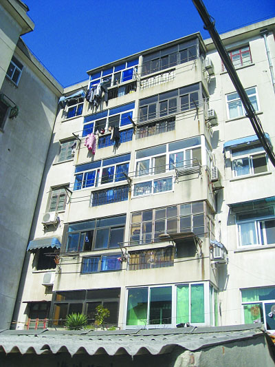 圖為事發(fā)居民樓。梅建明　攝