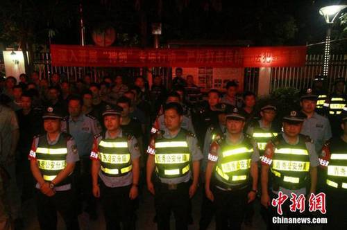 南寧警方新聞發言人表示，警方始終對傳銷違法犯罪持高壓嚴打態勢。2017年1月至4月，共開展打擊傳銷清查整治行動105次，清查出租房747間，立案偵查傳銷犯罪案件48起，查獲涉嫌傳銷人員2323人，成功偵破一批傳銷大案要案。圖為警力集結前往清查地點。