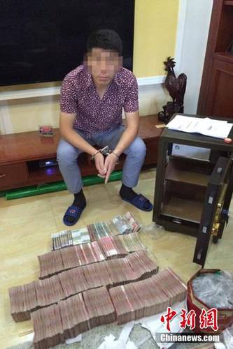 南寧警方新聞發言人稱：“此次行動后，我們將輪番開展打擊整治傳銷專項行動，端掉盤踞在南寧市的各類傳銷窩點，決不容許傳銷人員在南寧市從事傳銷活動。”圖為清查現場照片。