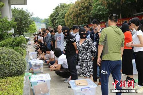圖為警方將嫌疑人帶回作進一步調查。