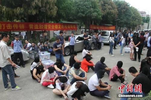 圖為警方將嫌疑人帶回作進一步調查。